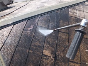 屋根から高圧洗浄をしていきます。